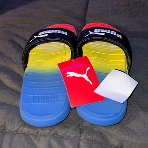 Woman Puma slides size 7